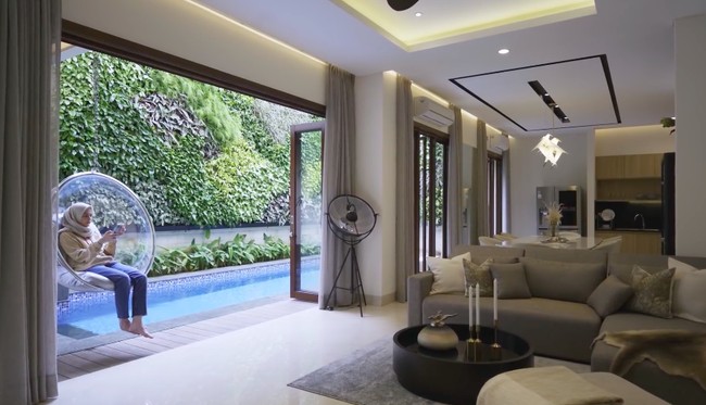 Hadir dalam gaya town-house yang modern, rumah tersebut terdiri dari empat lantai. Konsep rumah yang terbuka menjadi pilihan mereka sehingga memungkinkan terjadinya sirkulasi udara yang baik. (Foto: YouTube/Rakta Studio)