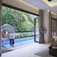 Hadir dalam gaya town-house yang modern, rumah tersebut terdiri dari empat lantai. Konsep rumah yang terbuka menjadi pilihan mereka sehingga memungkinkan terjadinya sirkulasi udara yang baik. (Foto: YouTube/Rakta Studio)