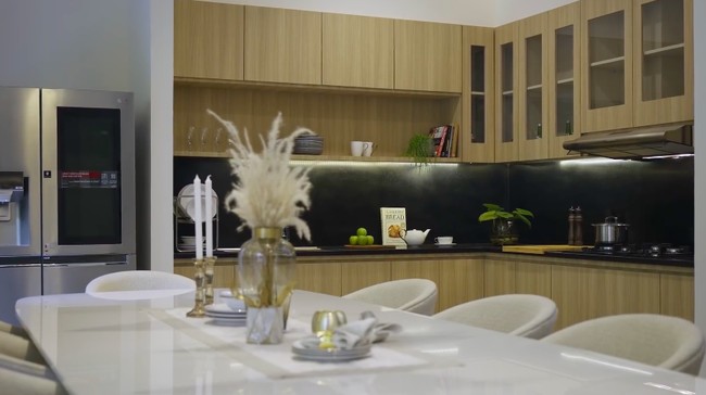 Material kayu mendominasi rumah ini sehingga menciptakan atmosfer yang hangat. Khusus di dapur bersih, terdapat meja makan berbahan marmer yang memancarkan aura kemewahan. (Foto: YouTube/Rakta Studio)