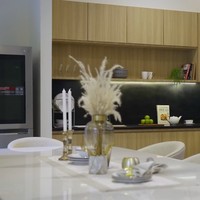 Material kayu mendominasi rumah ini sehingga menciptakan atmosfer yang hangat. Khusus di dapur bersih, terdapat meja makan berbahan marmer yang memancarkan aura kemewahan. (Foto: YouTube/Rakta Studio)