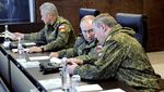 Gaya Putin Pantau Langsung Latihan Militer Rusia-China