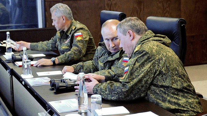 Gaya Putin Pantau Langsung Latihan Militer Rusia-China Russian President Vladimir Putin watches the Vostok 2022 (East 2022) military exercise in far eastern Russia, outside Vladivostok, on Tuesday, Sept. 6, 2022. The weeklong exercise that began Thursday is intended to showcase growing defense ties between Russia and China and also demonstrate that Moscow has enough troops and equipment to conduct the massive drills even as its troops are engaged in military action in Ukraine. (Mikhail Klimentyev, Sputnik, Kremlin Pool Photo via AP)
