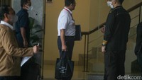 Tak hanya itu, Anies juga terlihat membawa dokumen. Anies kemudian ditemani pegawai KPK masuk ke lantai 2.