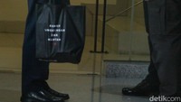 Goodie bag itu bertuliskan Ramah Lingkungan dan Mantan.  