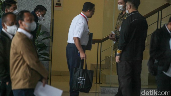 Saat Anies Bawa Tas 'Ramah Lingkungan dan Mantan' ke KPK Anies membawa goodie bag saat naik ke lantai 2 Gedung Merah Putih KPK, Jalan Kuningan Persada, Jakarta Selatan, Rabu (7/9/2022).