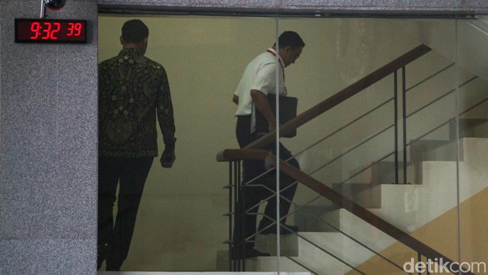 Saat Anies Bawa Tas 'Ramah Lingkungan dan Mantan' ke KPK Anies membawa goodie bag saat naik ke lantai 2 Gedung Merah Putih KPK, Jalan Kuningan Persada, Jakarta Selatan, Rabu (7/9/2022).