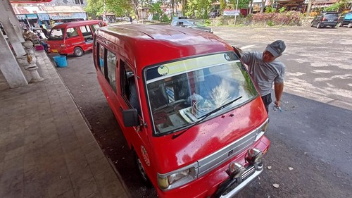 Salah satu angkutan umum di Tabanan yang lagi mangkal di Terminal Pesiapan.