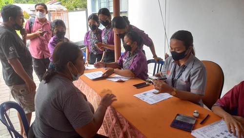 Sejumlah Warga Berkumpul di Kantor Pos Singaraja Untuk Menerima BLT BBM, Rabu (7/9/2022).