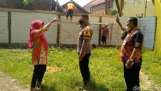 Seorang warga di Kabupaten Pekalongan sempat memposting curhatan soal akses rumahnya untuk dilewati kendaraan ditutup pagar tembok oleh tetangga. Begini kondisi lokasi, Rabu (7/9/2022).