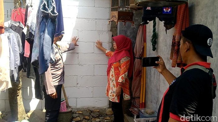 Seorang warga di Kabupaten Pekalongan sempat memposting curhatan soal akses rumahnya untuk dilewati kendaraan ditutup pagar tembok oleh tetangga. Begini kondisi lokasi, Rabu (7/9/2022).