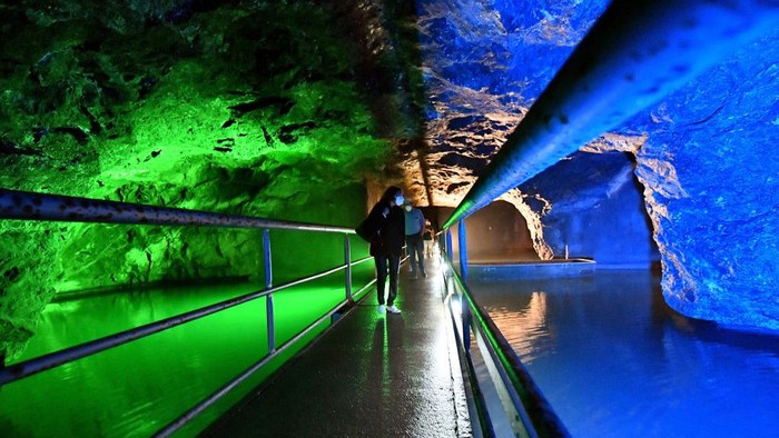 Gua merupakan lubang besar dan dalam yang terbentuk alami di tanah. Kini, gua tersebut menjadi salah satu destinasi wisata dengan dekorasi warna-warni.