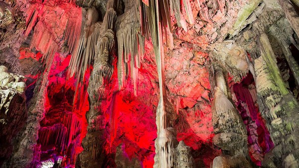 Berikutnya, ada Gua St. Michael di Inggris. Stalaktit dan stalagmit terlihat sangat dramatis dipadu dengan tata cahaya lampu. Foto ini diambil pada 1 April 2015 lalu. Berikutnya, ada Gua St. Michael di Inggris. Stalaktit dan stalagmit terlihat sangat dramatis dipadu dengan tata cahaya lampu. Foto ini diambil pada 1 April 2015 lalu.