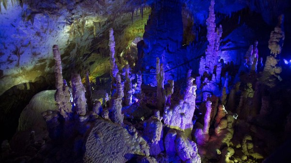 Dari Georgia, ada Gua Prometheus yang memiliki 6 ruang besar dan sebuah danau bawah tanah dengan panjang hampir 2 km. Selain lampu warna-warni, pengunjung yang menjelajah gua juga dimanjakan dengan musik klasik yang diputar. Lanskap ini dijepret pada 11 Maret 2017.