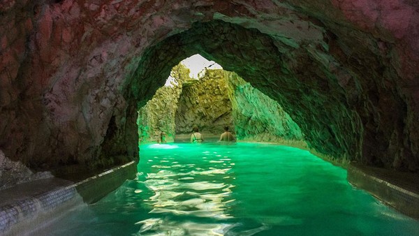 Pertama ada sebuah gua yang merupakan pemandian air panas di Hungaria. Gua tersebut bernama Miskolctapolca yang didekorasi dengan lampu warna-warni. Foto ini diambil pada 11 November 2016 lalu.