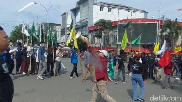 Situasi demo di Palembang saat rombongan Wapres Maruf Amin melintas