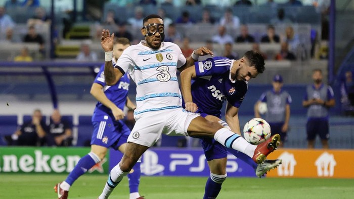 Soccer Football - Champions League - Group E - Dinamo Zagreb v Chelsea - Stadion Maksimir, Zagreb, Croatia - September 6, 2022  Chelseas Pierre-Emerick Aubameyang in action with Dinamo Zagrebs Josip Sutalo REUTERS/Antonio Bronic