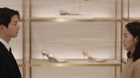 Ia menjadi pegawai di salah satu toko sepatu. Foto: (dok. drama Korea Little Women)