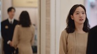Menariknya, ada referensi Vincenzo di sana. Foto: (dok. drama Korea Little Women)