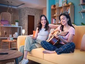 Kompak Doyan Belanja Online, Intip Kedekatan Sophia Latjuba-Eva Celia
