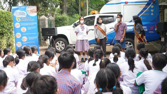 Sosialisasi cegah penyebaran HIV/AIDS di sekolah di Kota Bandung.