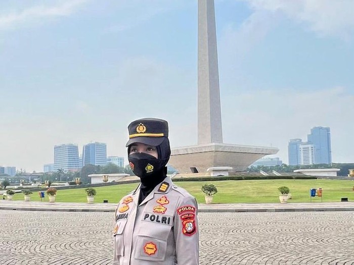 Sosok polwan Rita Yuliana tampil berhijab saat sedang bertugas. Polwan Rita Yuliana tampil berhijab saat sedang bertugas, langsung menjadi perbincangan publik.
