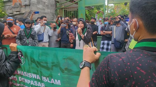 suasana aksi demo HMI Denpasar di Gedung DPRD Bali, Rabu (7/9/2022)