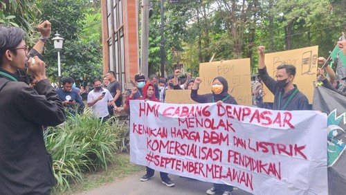 Suasana aksi demo HMI Denpasar di Gedung DPRD Bali, Rabu (7/9/2022)