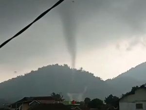 Azan Berkumandang Saat Puting Beliung Terjang Ratusan Rumah Sukabumi