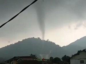 Angin Puting Beliung Terjang 2 Kampung di Sukabumi