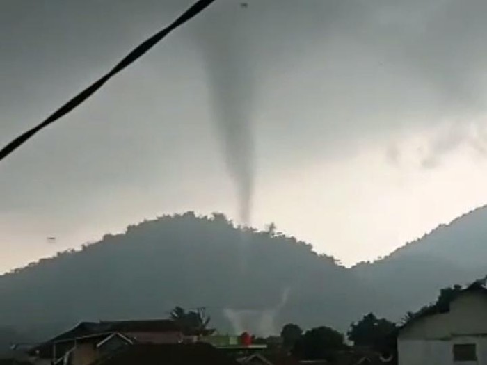 Tangkapan layar kejadian angin puting beliung di Sukabumi.