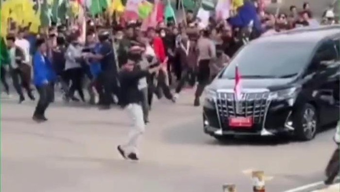 Tangkapan layar mahasiswa hendak adang mobil Wapres Maruf Amin yang melintas