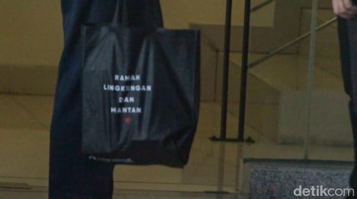 Tas jinjing yang dibawa Anies Baswedan ke KPK (Wilda Hayatun Nufus/detikcom)