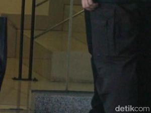 Anies Bawa Tas Ramah Lingkungan dan Mantan ke KPK