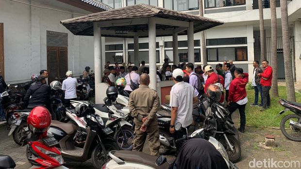 Tenaga honorer Kabupaten Bandung Barat menuntut kejelasan.