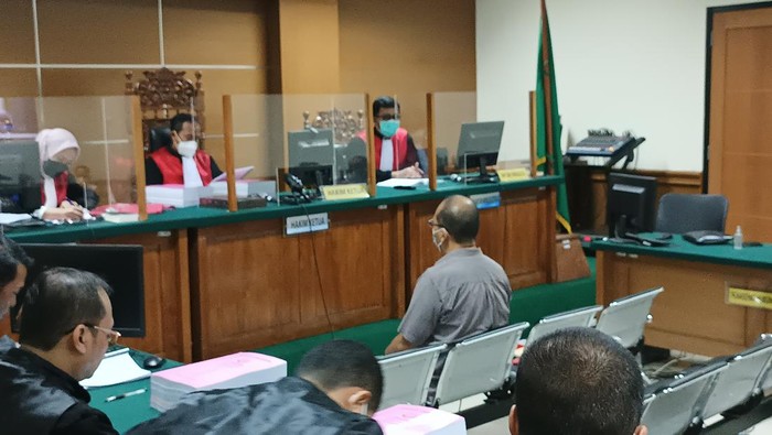 Terdakwa korupsi di Bank Banten di sidang dengan pembacaan dakwaan (Bahtiar Rifai/detikcom)