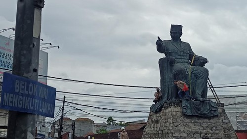 Tim dari Studio Nyoman Nuarta pada Rabu (7/9/2022) sedang memotong bagian kain yang menjuntai pada patung Bung Karno sebelum dipindahkan pada Kamis (8/9/2022) malam.