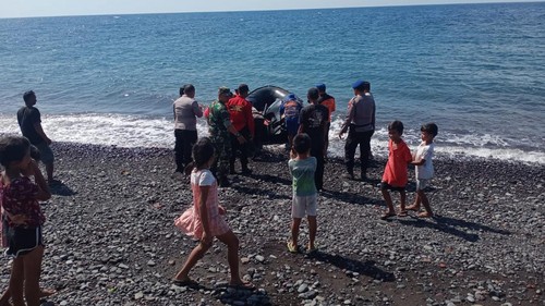Tim Gabungan yang terdiri dari aparat kepolisian, BASARNAS, dan warga sekitar saat melakukan proses pencarian korban hilang, pada Rabu (7/9/2022).