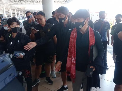 Timnas U-19 tiba di Bandara Juanda Surabaya pada Rabu (7/9/2022) siang. Garuda Nusantara akan menjalani kualifikasi Piala AFC U-20 di Surabaya.