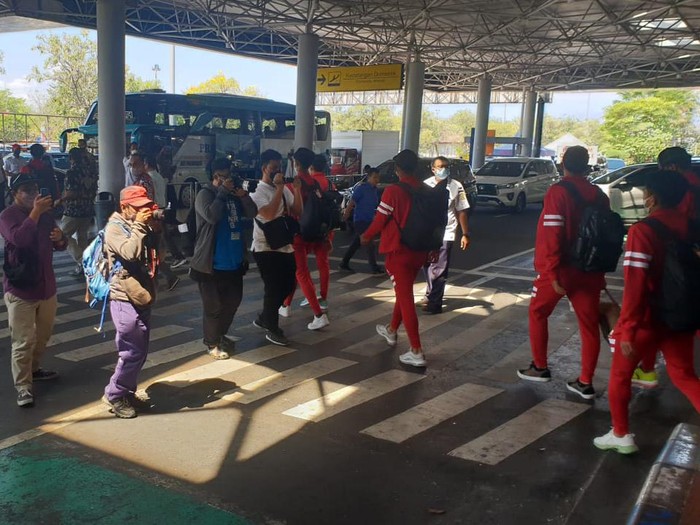 Timnas U-19 tiba di Bandara Juanda Surabaya pada Rabu (7/9/2022) siang. Garuda Nusantara akan menjalani kualifikasi Piala AFC U-20 di Surabaya.