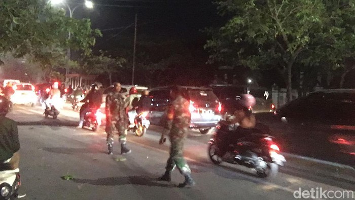 TNI turun tanggan membubarkan massa demo BBM di depan kampus UMI Makassar.
