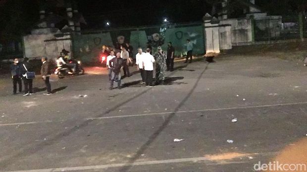 TNI turun tanggan membubarkan massa demo BBM di depan kampus UMI Makassar.