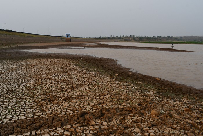 Kondisi Waduk Dawuhan yang airnya menyusut di Kabupaten Madiun, Jawa Timur, Selasa (6/9/2022). Waduk Dawuhan yang memiliki daerah irigasi seluas 2.823 hektare sawah tersebut tinggal menyisakan sedikit air akibat musim kemarau, dan sejak dua minggu terakhir pintu air waduk untuk keperluan irigasi ditutup karena sisa air yang ada digunakan untuk menjaga kelembaban waduk. ANTARA FOTO/Siswowidodo/tom.