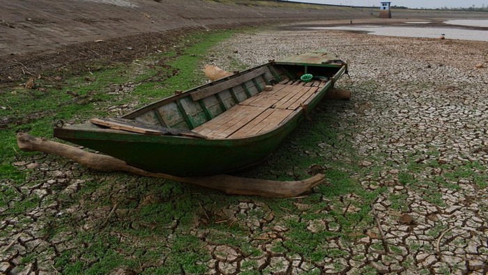 Kondisi Waduk Dawuhan yang airnya menyusut di Kabupaten Madiun, Jawa Timur, Selasa (6/9/2022). Waduk Dawuhan yang memiliki daerah irigasi seluas 2.823 hektare sawah tersebut tinggal menyisakan sedikit air akibat musim kemarau, dan sejak dua minggu terakhir pintu air waduk untuk keperluan irigasi ditutup karena sisa air yang ada digunakan untuk menjaga kelembaban waduk. ANTARA FOTO/Siswowidodo/tom.