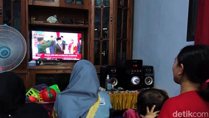 warga Banyuwangi nobar pelantikan azwae anas