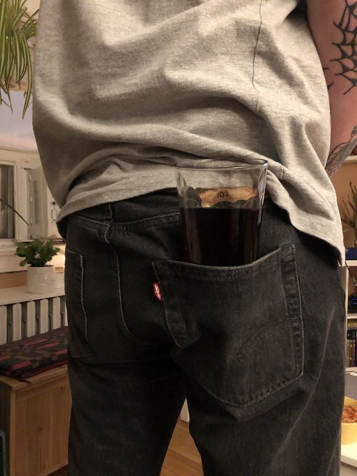 10 Cara Terburuk Pegang Minuman, Bikin Ribet dan Susah Sendiri!