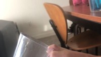 Kalau sedang malas ambil gelas pakai tangan, bisa pakai cengkraman jari kaki. Tapi jika cengkramannya kurang kuat, bisa-bisa gelasnya jatuh dan pecah. Foto: Twitter