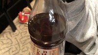 Hayoo, siapa yang suka bawa botol minuman seperti ini ketika sedang repot membawa barang-barang lainnya di tangan? Foto: Twitter