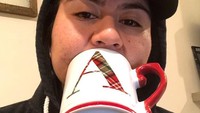 Pasti banyak orang yang sering menaruh gelas minuman mereka dengan cara menempelkannya di mulut. Meski mudah dilakukan, tapi yang pasti ini cara pegang minuman ini bikin bibir kita pegal. Foto: Twitter