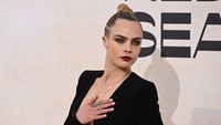 Dalam sebuah wawancara dengan Vogue, Cara Delevingne menyebut tato di jari kanannya adalah salah satu yang pertama. (Foto: AFP via Getty Images/STEFANO RELLANDINI)