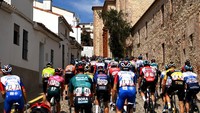 Peloton pebalap melintasi jalan nanjak di pedesaan pada etape ke-17, Vuelta a Espana 2022. Etape ini menempuh jarak 160,3km dari kota kecil Aracena dan berakhir di pegunungan Monasterio de Tentudia. (Justin Setterfield/Getty Images)